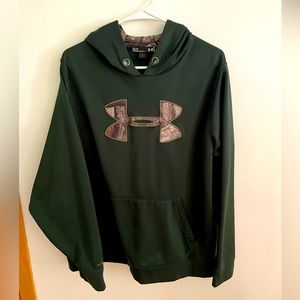 Men’s UA sweatshirt. Size L